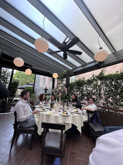 Via Alloro, Los Angeles